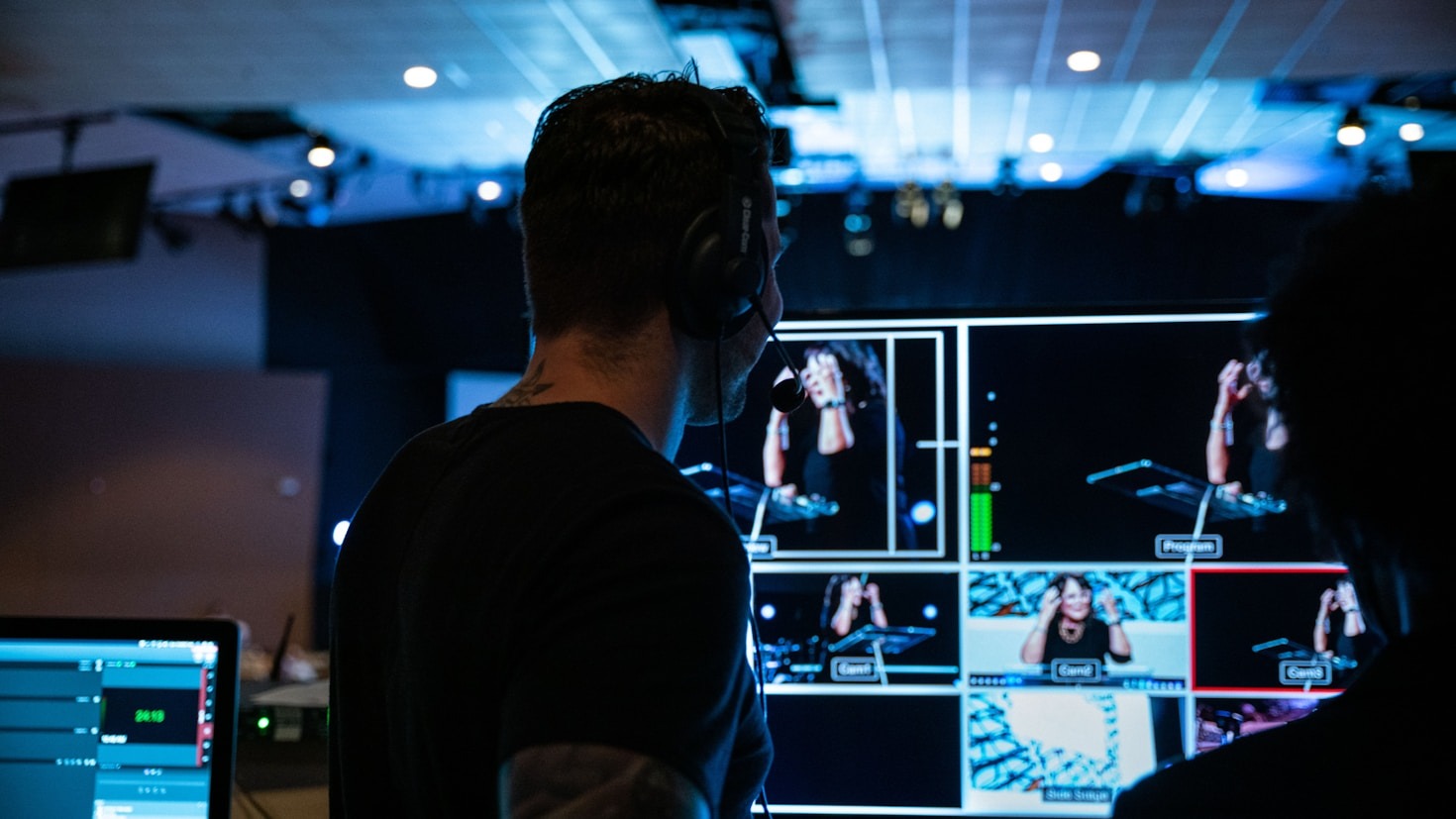 Top Tips for Aspiring Artists in Media